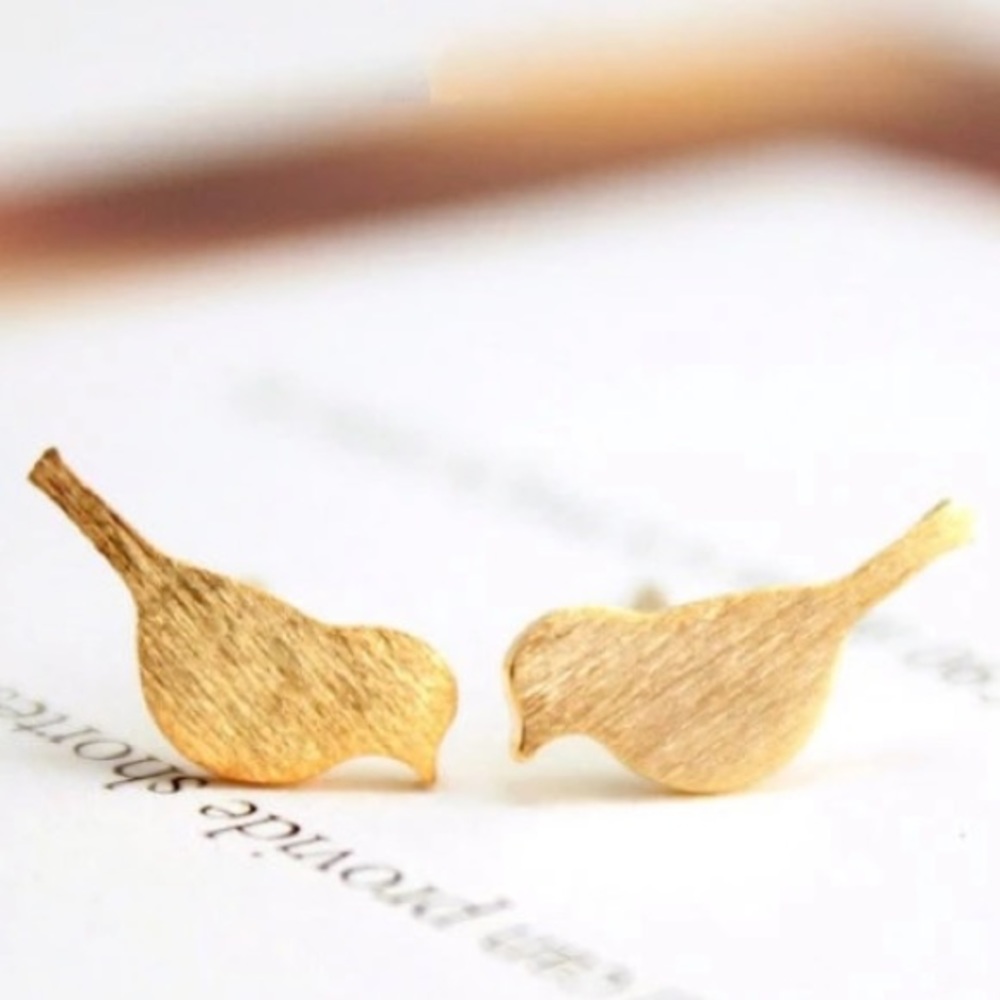 NEW!๐๐ADORABLE!๐LITTLE๐GOLDEN BIRD๐STUDS!๐๐ - Picture 1 of 8